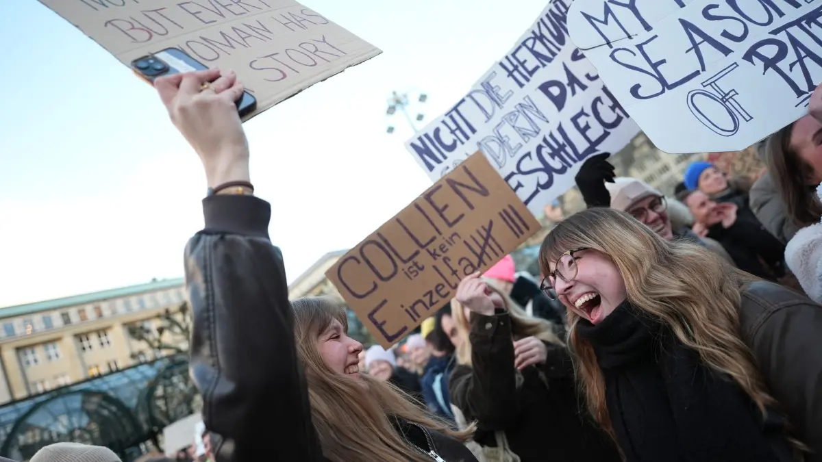 Demonstration gegen sexualisierte Gewalt gegen Frauen: ARCHIV - 26.03.2026, Hamburg: Teilnehmerinnen und Teilnehmer halten auf dem Rathausmarkt Plakate während der Demonstration gegen sexualisierte Gewalt gegen Frauen hoch. (zu dpa: ««Nur Ja heißt Ja» - Vorstoß für schärferes Sexualstrafrecht») Foto: Marcus Brandt/dpa +++ dpa-Bildfunk +++