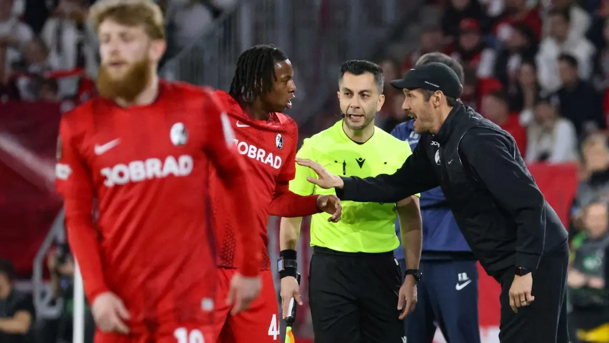 SC Freiburg - Celta Vigo: 09.04.2026, Baden-Württemberg, Freiburg Im Breisgau: Fußball, Männer: Europa League, SC Freiburg - Celta Vigo, K.o.-Runde, Viertelfinale, Hinspiele, Europa-Park Stadion, Trainer Julian Schuster (SC Freiburg) spricht mit Johan Manzambi (SC Freiburg). Links Jan-Niklas Beste (SC Freiburg). Foto: Philipp von Ditfurth/dpa +++ dpa-Bildfunk +++