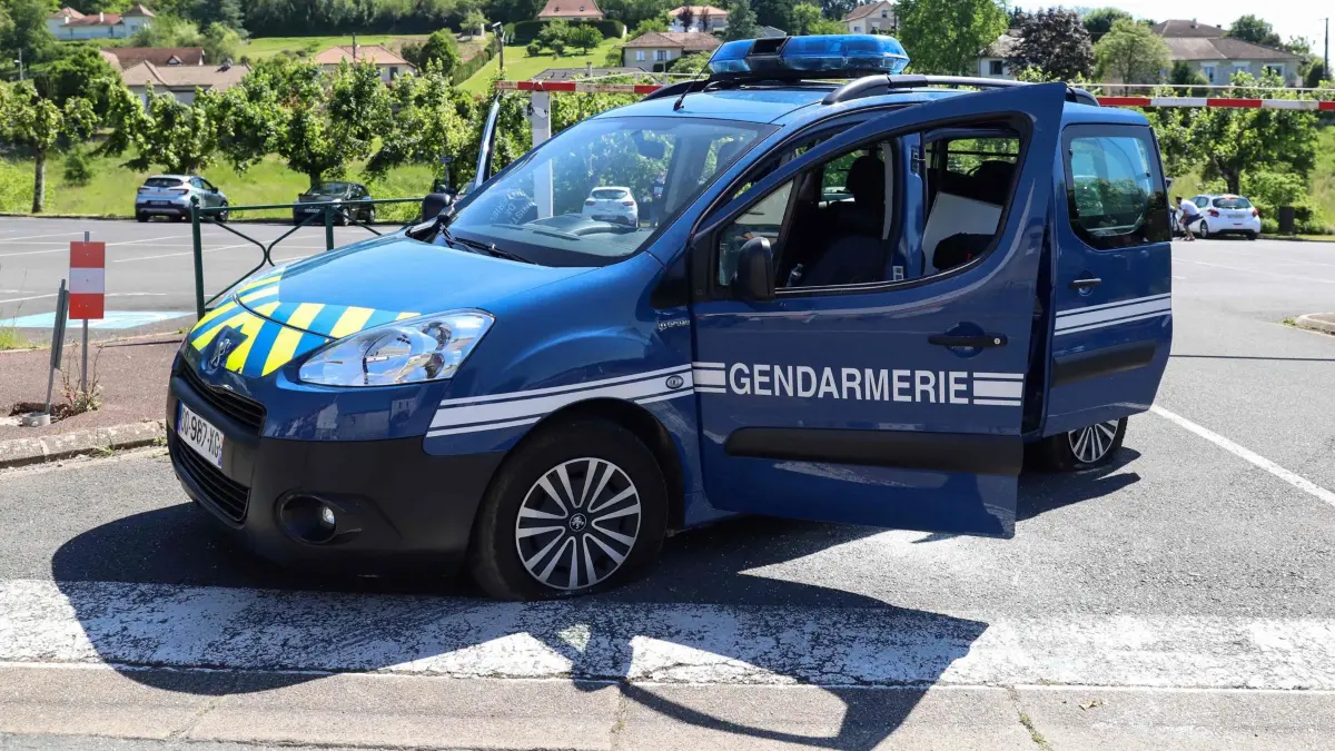 ARCHIV - 30.05.2021, Frankreich, Le Lardin-Saint-Lazare: Ein französisches Polizeiauto steht auf einer Straße. Beamte haben einen 43 Jahre alten Mann festgenommen, der seinen neunjährigen Sohn über ein Jahr in einem Lieferwagen gefangen gehalten haben soll. Von Nachbarn alarmierte Beamte entdeckten das Kind nackt und unterernährt in dem Fahrzeug auf dem Hof eines Mehrfamilienhauses in der elsässischen Ortschaft Hagenbach. (zu dpa: «Neunjähriger nackt und unterernährt in Kleinbus entdeckt») Foto: Diarmid Courreges/AFP/dpa +++ dpa-Bildfunk +++