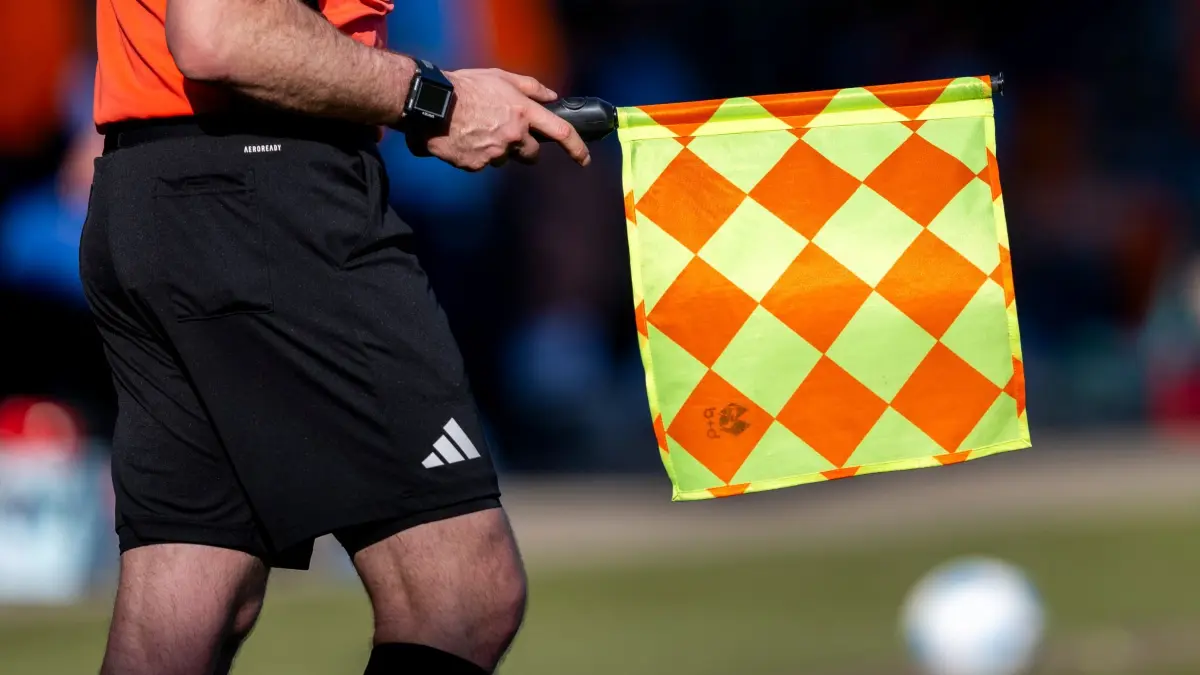 Linienrichter: ARCHIV - 12.04.2025, Nordrhein-Westfalen, Bochum: Fußball: Bundesliga, VfL Bochum - FC Augsburg, 29. Spieltag, Vonovia Ruhrstadion: Der Schiedsrichter-Assistent hält seine Fahne in der Hand. In Wuppertal streiken am Wochenende die Schiedsrichter (zu dpa: «Schiedsrichter streiken: Kreisliga-Spiele fallen aus») Foto: David Inderlied/dpa +++ dpa-Bildfunk +++