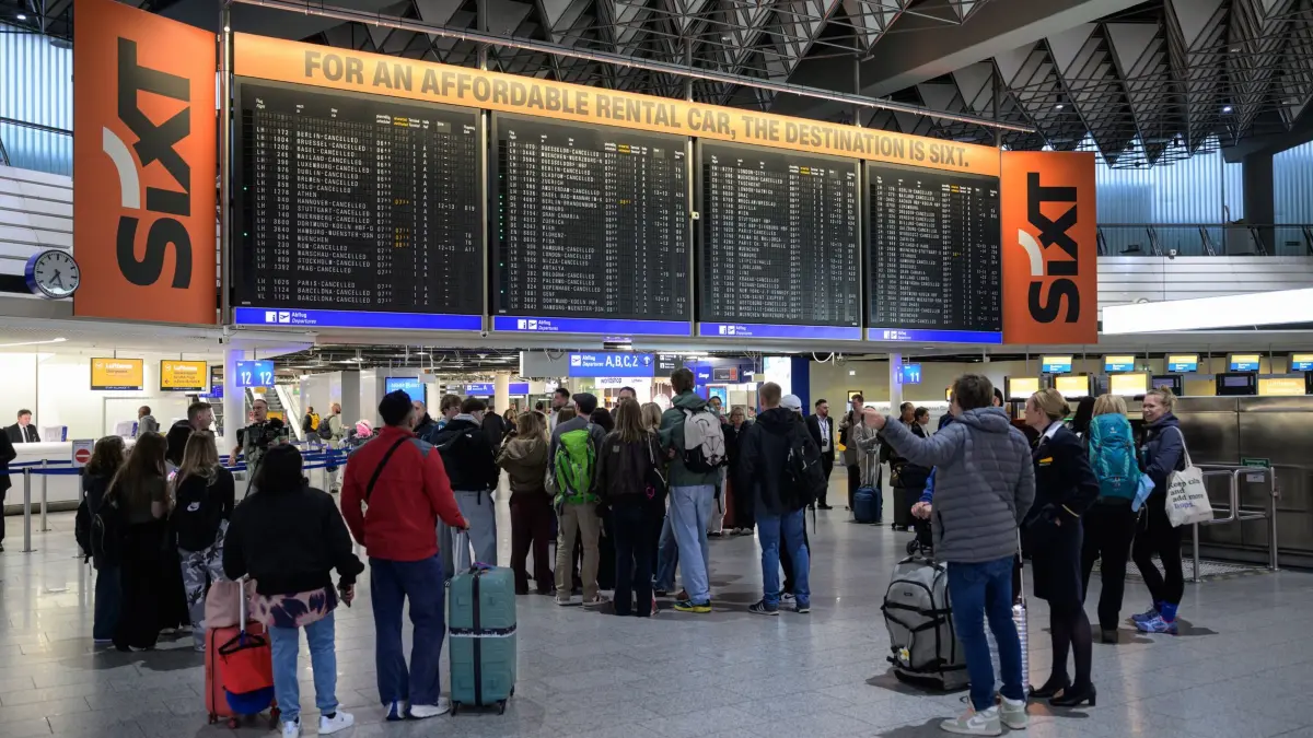 Pilotenstreik bei deutscher Lufthansa-Gruppe: 13.04.2026, Hessen, Frankfurt/Main: Menschen stehen vor einer Anzeigetafel mit gestrichenen Flügen der Lufthansa am Frankfurter Flughafen. Die Pilotengewerkschaft Vereinigung Cockpit hat für Montag und Dienstag zu Arbeitsniederlegungen bei der Lufthansa und mehreren Tochtergesellschaften aufgerufen. Foto: Hannes P. Albert/dpa +++ dpa-Bildfunk +++