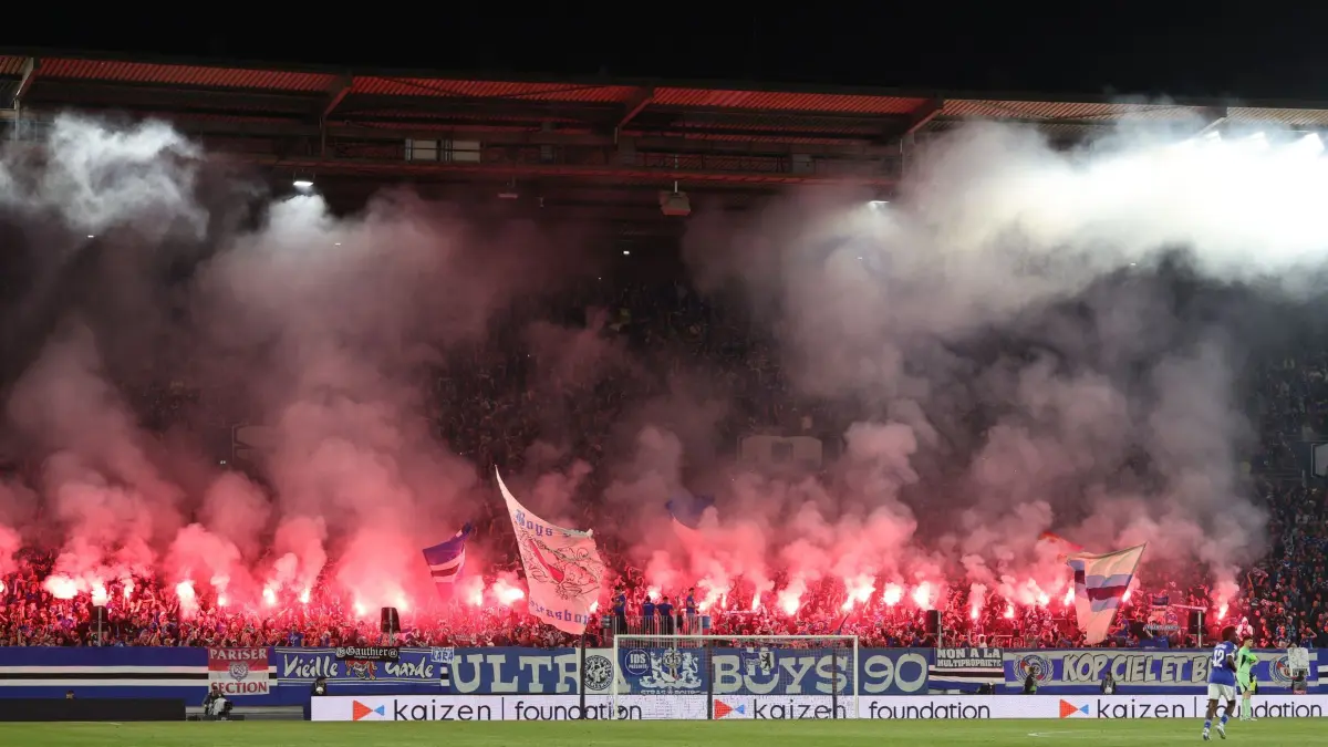 Racing Straßburg - 1. FSV Mainz 05: 16.04.2026, Frankreich, Straßburg: Fußball, Männer: UEFA Europa Conference League, Racing Straßburg - 1. FSV Mainz 05, Viertelfinale, Rückspiel, Stade de la Meinau. Die Fans von Racing Straßburg haben Pyrotechnik gezündet. Foto: Philipp von Ditfurth/dpa +++ dpa-Bildfunk +++