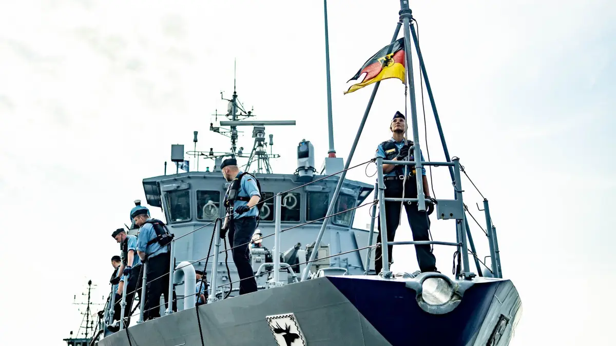 Minenjagdboot „Bad Bevensen“: ARCHIV - 11.07.2023, Schleswig-Holstein, Kiel: Das Minenjagdboot «Bad Bevensen» verlässt den Marinehafen Kiel für einen Einsatz in einem der ständigen Minenabwehrverbände der Nato. (zu dpa: «Deutschland will Minenjagdboote für Hormus-Mission anbieten») Foto: Axel Heimken/dpa +++ dpa-Bildfunk +++