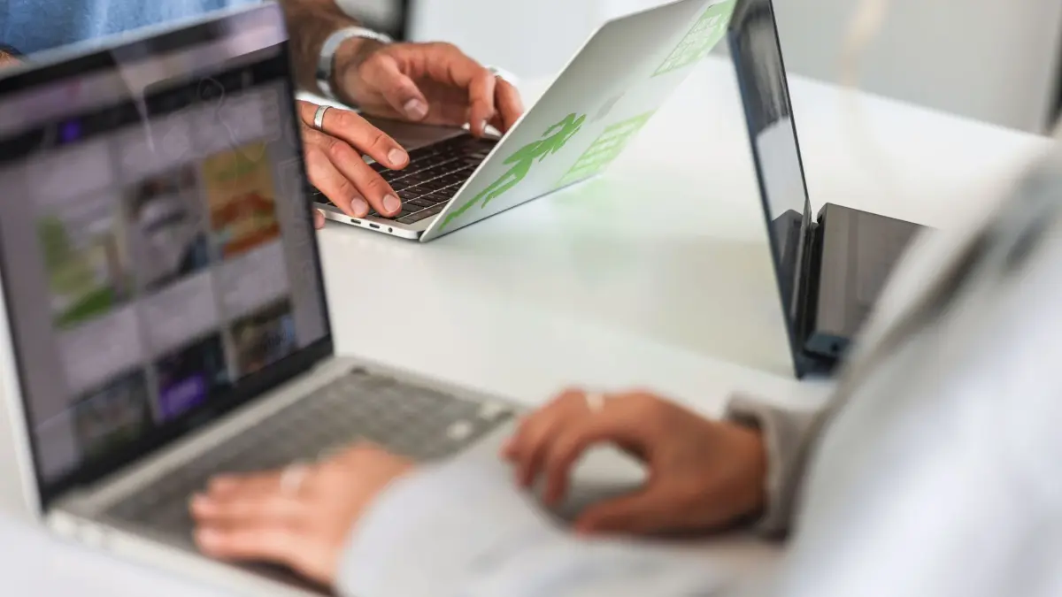Teilnehmer eines Meetings arbeiten im Startup-Hub: ARCHIV - Arbeitsverhältnisse im Fokus: Die Unterscheidung zwischen Selbstständigkeit und abhängiger Beschäftigung ist entscheidend für rechtliche und finanzielle Sicherheit. Foto: Oliver Berg/dpa-mag - Honorarfrei nur für Bezieher des Dienstes dpa-Magazin +++ dpa-Magazin +++