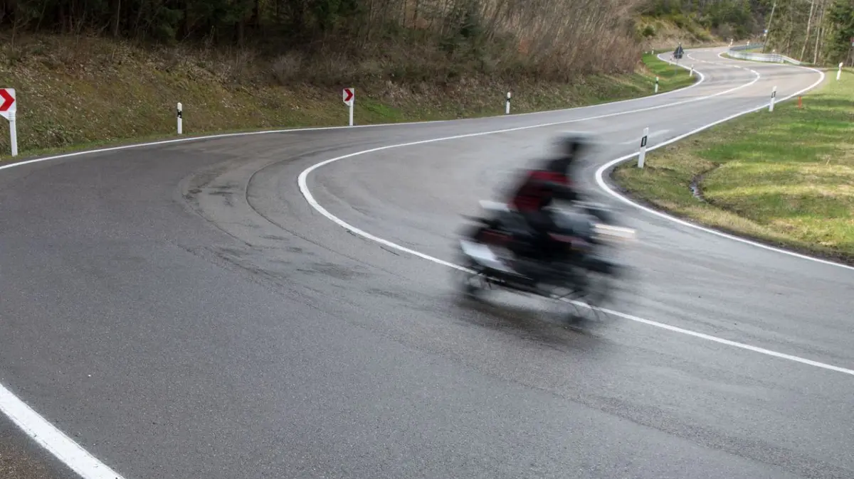 Motorrad: ARCHIV - 13.04.2018, Baden-Württemberg, Balingen-Weilstetten: Ein Motorrad fährt über die Kurve einer Landstraße. (zu dpa: «Seniorin bei Motorradunfall schwer verletzt») Foto: Marijan Murat/dpa +++ dpa-Bildfunk +++