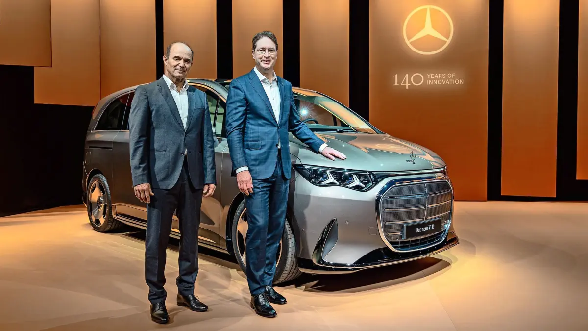 Mercedes-Benz Group AG – Annual General Meeting 2026, Stuttgart – (v.l.n.r.) Dr. Martin Brudermüller Vorsitzender des Aufsichtsrats der Mercedes-Benz Group AG und Ola Källenius, Vorstandsvorsitzender der Mercedes-Benz Group AG | Mercedes-Benz VLE 300 elektrisch | vorläufige Werte: Energieverbrauch kombiniert: 20,4–18,6 kWh/100 km | CO₂-Emissionen kombiniert: 0 g/km | CO₂-Klasse: A;Mercedes-Benz VLE 300 elektrisch | vorläufige Werte: Energieverbrauch kombiniert: 20,4–18,6 kWh/100 km | CO₂-Emissionen kombiniert: 0 g/km | CO₂-Klasse: A*
Mercedes-Benz Group AG – Annual General Meeting 2026, Stuttgart – (f.l.t.r.) Dr. Martin Brudermüller, Chairman of the Supervisory Board of Mercedes-Benz Group AG and Ola Källenius, Chairman of the Board of Management of Mercedes-Benz Group AG | Mercedes-Benz VLE 300 electric | energy consumption combined: 20.7-18.4 kWh/100 km | CO₂ emissions combined: 0 g/km | CO₂ class: A;Mercedes-Benz VLE 300 electric | energy consumption combined: 20.7-18.4 kWh/100 km | CO₂ emissions combined: 0 g/km | CO₂ class: A*