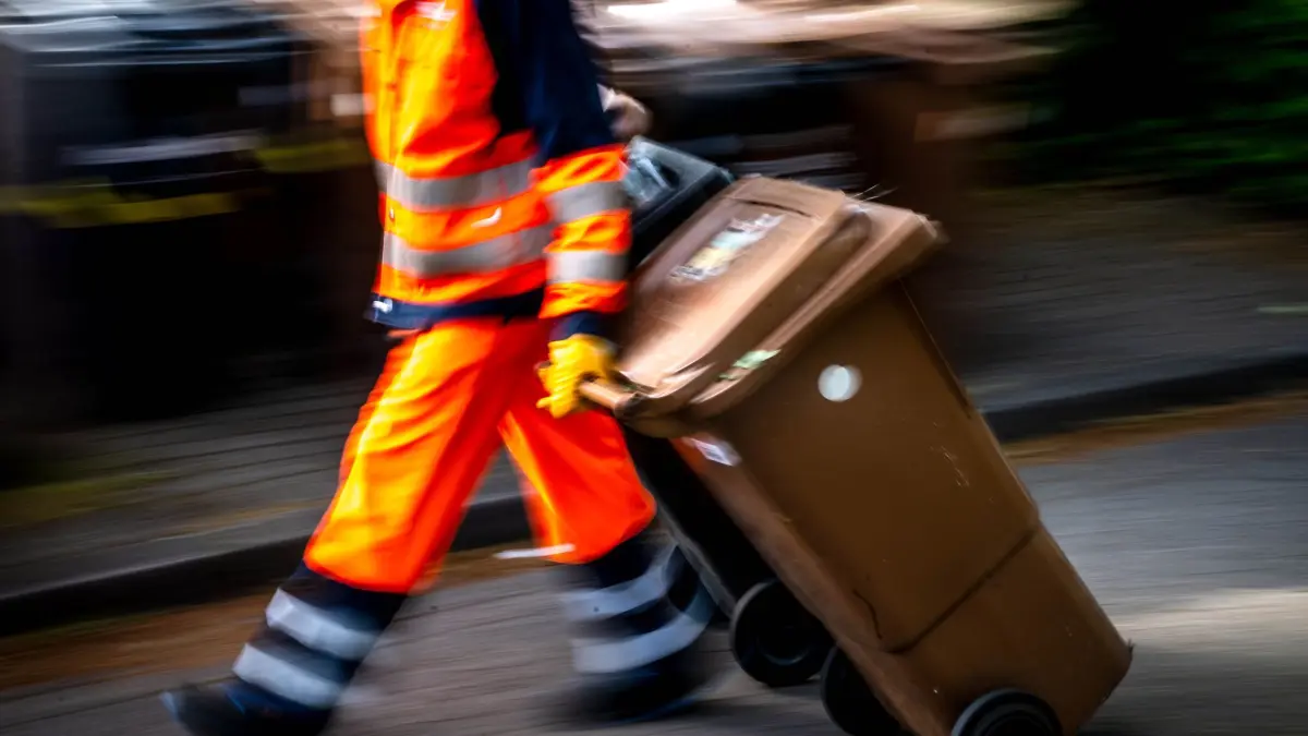 Restmüll und Biomüll wird von der Bremer Müllabfuhr abgeholt. (Zu dpa Berichterstattung „Statistisches Bundesamt zu Abfallaufkommen in Deutschland im Jahr 2021“) +++ dpa-Bildfunk +++
