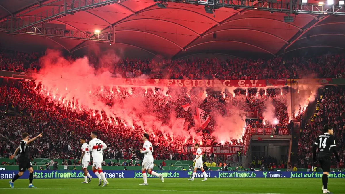 VfB Stuttgart - SC Freiburg: 23.04.2026, Baden-Württemberg, Stuttgart: Fußball: DFB-Pokal, VfB Stuttgart - SC Freiburg, Halbfinale, MHPArena, Freiburger Fans zünden Pyrotechnik. WICHTIGER HINWEIS: Gemäß den Vorgaben der DFL Deutsche Fußball Liga bzw. des DFB Deutscher Fußball-Bund ist es untersagt, in dem Stadion und/oder vom Spiel angefertigte Fotoaufnahmen in Form von Sequenzbildern und/oder videoähnlichen Fotostrecken zu verwerten bzw. verwerten zu lassen. Foto: Tom Weller/dpa +++ dpa-Bildfunk +++