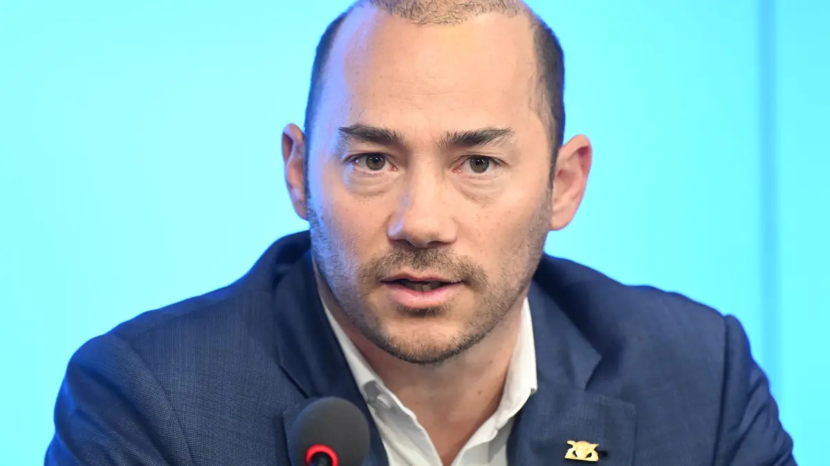 Prozess gegen AfD-Politiker Klauß verschoben: ARCHIV - 20.04.2026, Baden-Württemberg, Stuttgart: Der AfD-Landespolitiker Miguel Klauß spricht bei einer Pressekonferenz des Fraktionsvorstands der AfD-Fraktion im Landtag von Baden-Württemberg. Die Verhandlung gegen Klauß wegen Volksverhetzung findet vorerst nicht statt. (zu dpa: «Prozess gegen AfD-Politiker Klauß verschoben») Foto: Bernd Weißbrod/dpa +++ dpa-Bildfunk +++