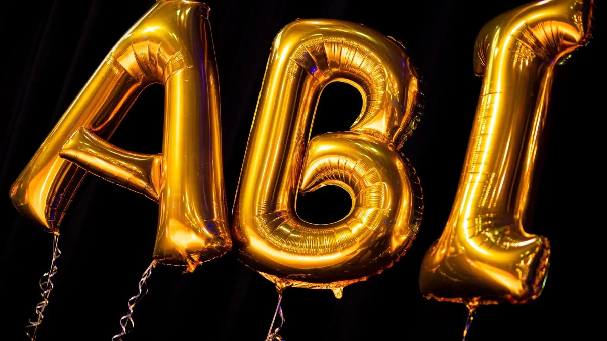 Abitur - Symbolbild: ARCHIV - 17.07.2021, Niedersachsen, Hildesheim: Luftballons bilden den Schriftzug "Abi". (zu dpa: «Weniger Aufwand, mehr Erfolg? Was beim Spicken im Abi droht») Foto: Moritz Frankenberg/dpa/dpa-tmn +++ dpa-Bildfunk +++