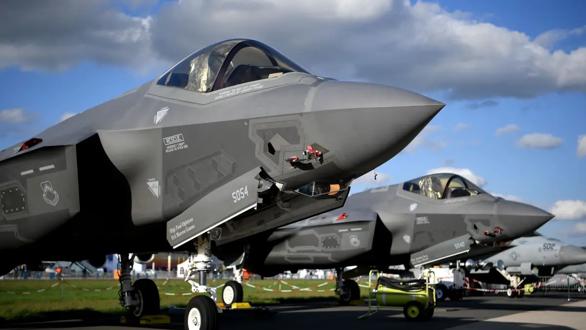 Neuer Sipri-Bericht: 25.04.2018, Berlin: Lockheed Martin F-35 Tarnkappen Mehrzweck Kampfjet der USA ist bei der Raumfahrtausstellung (ILA) ausgestellt.
Weltweit stiegen die Ausgaben fürs Militär, dazu zählt auch der Kauf von Kampfjets. (zu dpa: «Verhandlungen im Iran-Krieg stocken - Gespräche in Moskau») Foto: Britta Pedersen/dpa-Zentralbild/dpa +++ dpa-Bildfunk +++
