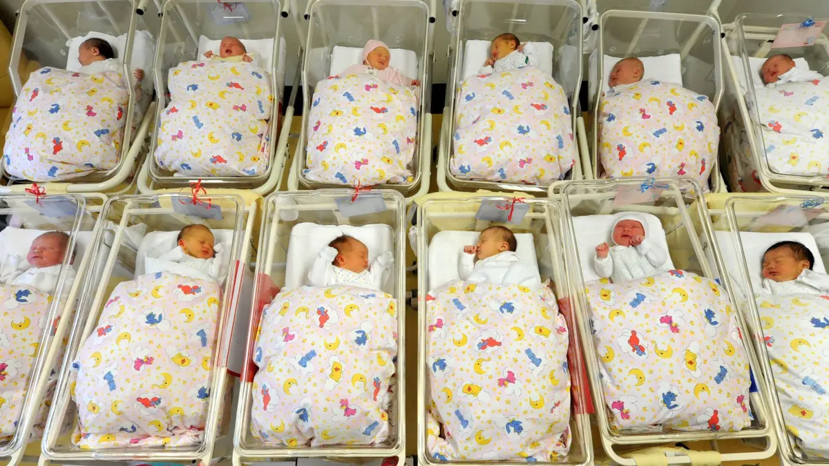 ARCHIV - ILLUSTRATION - Babys liegen am 05.01.2011 zusammen auf der Neugeborenenstation im Krankenhaus. Foto: Waltraud Grubitzsch/dpa (zu dpa "Geburtenrate in Bayern steigt weiter" vom 27.10.2016) +++(c) dpa - Bildfunk+++