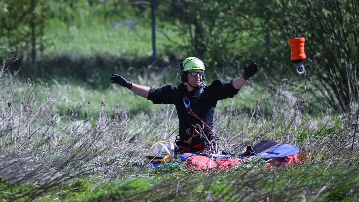Ein Feuerwehrmann wurde mit dem Bergesack auf den Auflieger des Krans gebracht.