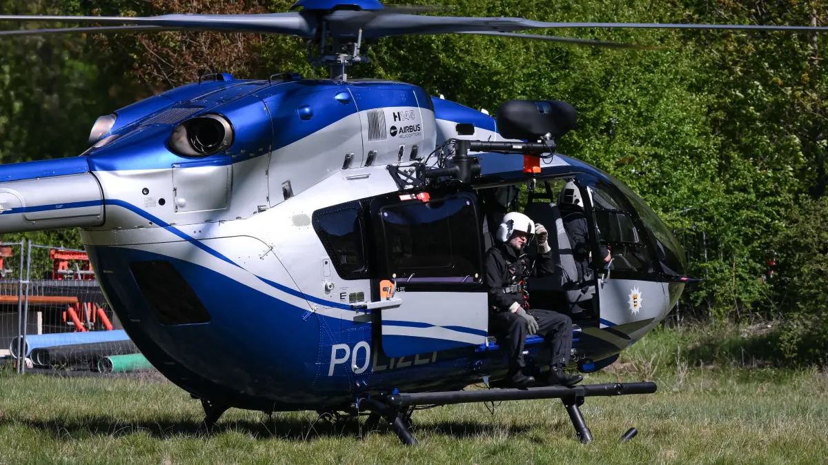 Der Operator ist der Herr der Winde und überwacht die Rettungsmission.