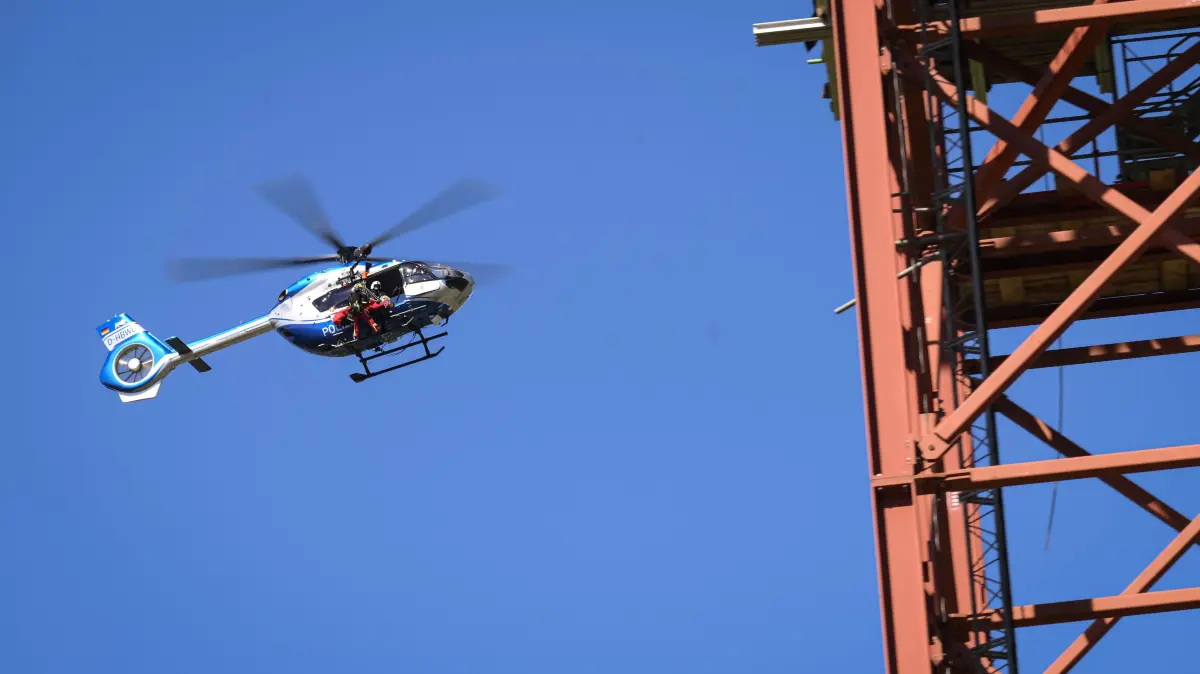 Der Lärm des Helikopters zog viele Schaulustige an.