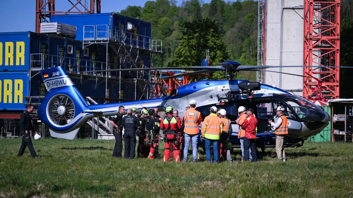 Uebung Hoehenrettung der Feuerwehr Stuttgart an der Neckartalbruecke ueber das Neckartal bei Horb: Horb (Landkreis Freudenstadt). 29.04.2029
Uebung Hoehenrettung der Feuerwehr Stuttgart an der Neckartalbruecke der Bundesstrasse 32 ueber das Neckartal.
Einsatzbesprechung der Mitglied der Hoehenrettungsgruppe (HöRG) Stuttgart, Spezialeinheit der Berufsfeuerwehr Stuttgart, Piloten der Polizeihubschrauberstaffel Baden - Wuettemberg und Vertreter der Baufirma besprechen sich am Uebungsgelaende.
FOTO: Pressefoto ULMER / Markus Ulmer
xxNOxMODELxRELEASExx