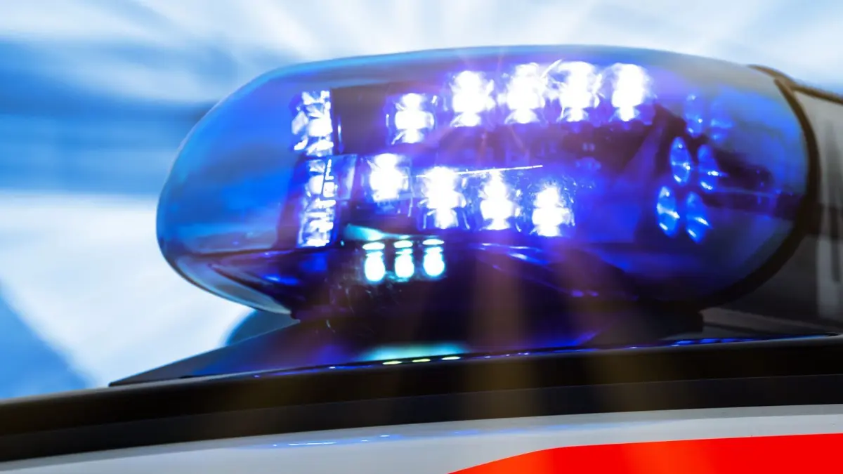 Notarzt Rettungswagen Rettungsdienst Blaulicht Unfall Nacht Tag Symbolfoto
