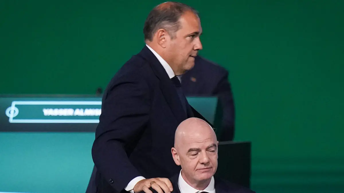 FIFA-Kongress in Vancouver: April 30, 2026, Vancouver, Bc, CANADA: FIFA Vice-President and CONCACAF President Victor Montagliani, back, places his hand on the shoulder of FIFA president Gianni Infantino as he walks to the podium during the 76th FIFA Congress in Vancouver on Thursday, April 30, 2026. (Credit Image: Darryl Dyck/The Canadian Press via ZUMA Press)