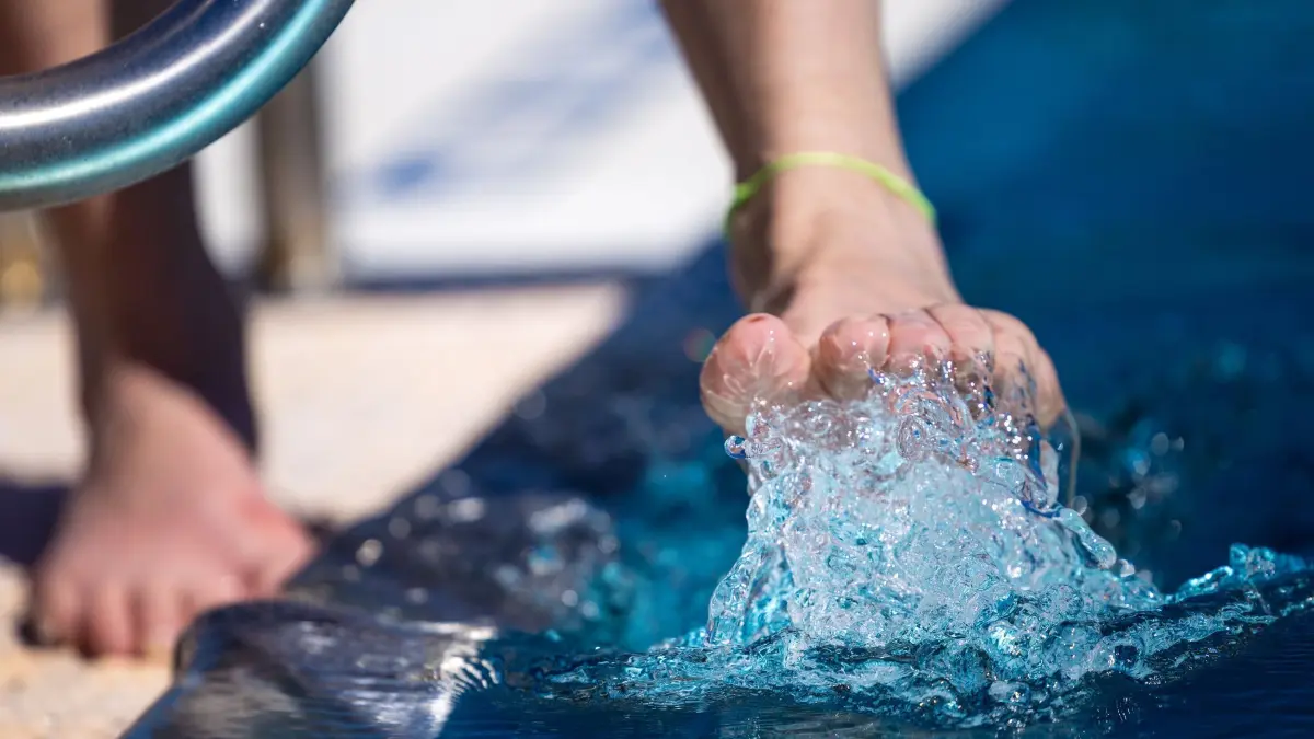 Sommerliches Wetter in Berlin und Brandenburg erwartet: 01.05.2026, Brandenburg, Cottbus: Eine Frau planscht mit ihrem Fuß im 12 Grad kalten Wasser des Freizeitbades «Lagune». Der Außenbereich des Bades öffnet heute zum ersten Mal in diesem Jahr. Die Temperaturen in Südbrandenburg erreichen heute mehr als 24 Grad Celsius; für den Sonntag sind fast 30 Grad angekündigt. Es bleibt sonnig und trocken - erst ab Dienstag der nächsten Woche sind Niederschläge möglich. Foto: Frank Hammerschmidt/dpa +++ dpa-Bildfunk +++