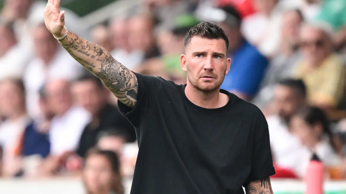Patrick Reinhardt: ARCHIV - 15.08.2025, Baden-Württemberg, Aspach: Fußball: DFB-Pokal, SG Sonnenhof Großaspach - Bayer Leverkusen, 1. Runde, WIRmachenDRUCK Arena. Trainer Pascal Reinhardt (SG Sonnenhof Großaspach) gestikuliert am Spielfeldrand. (zu dpa: «Torloses Remis reicht: Großaspach zurück in der 3. Liga») Foto: Bernd Weißbrod/dpa +++ dpa-Bildfunk +++