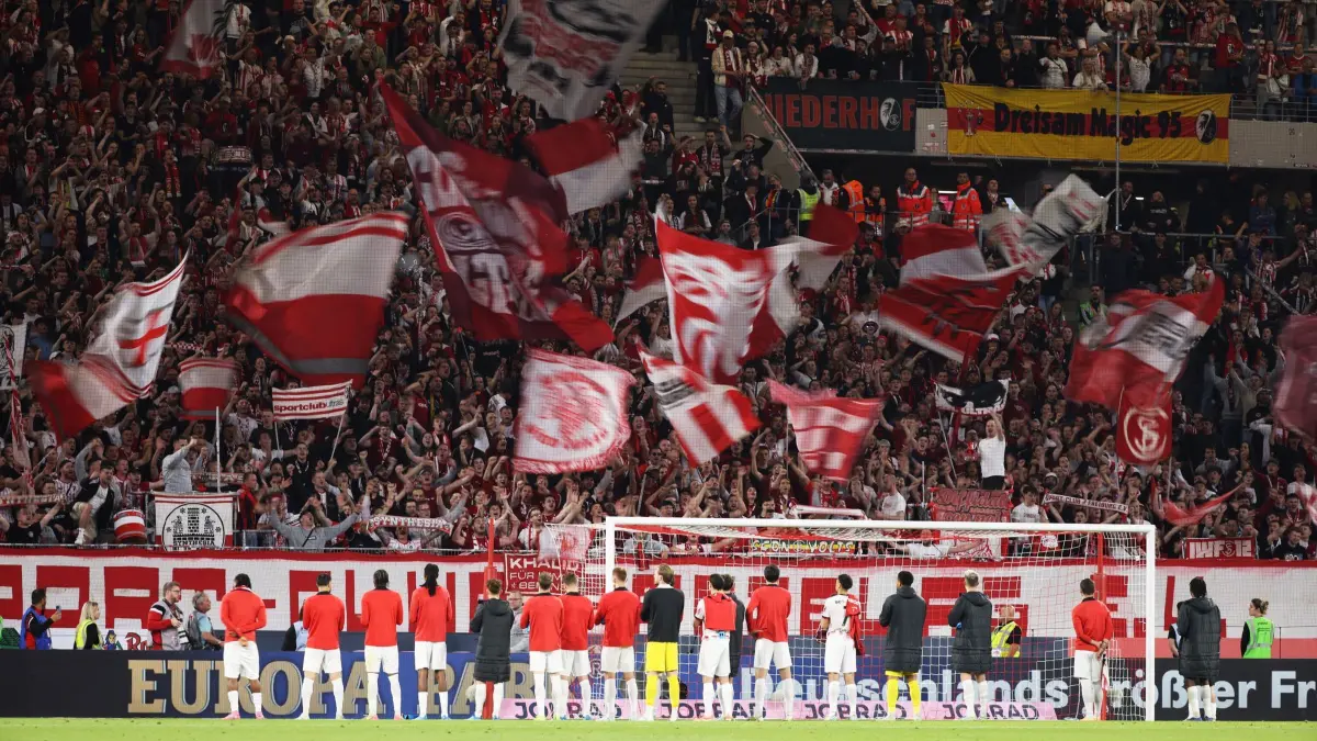 SC Freiburg - VfL Wolfsburg: 03.05.2026, Baden-Württemberg, Freiburg im Breisgau: Fußball, Männer: Bundesliga, SC Freiburg - VfL Wolfsburg, 32. Spieltag, Europa-Park Stadion: Die Spieler des SC Freiburg bedanken sich bei den Fans. Foto: Philipp von Ditfurth/dpa - WICHTIGER HINWEIS: Gemäß den Vorgaben der DFL Deutsche Fußball Liga bzw. des DFB Deutscher Fußball-Bund ist es untersagt, in dem Stadion und/oder vom Spiel angefertigte Fotoaufnahmen in Form von Sequenzbildern und/oder videoähnlichen Fotostrecken zu verwerten bzw. verwerten zu lassen. +++ dpa-Bildfunk +++