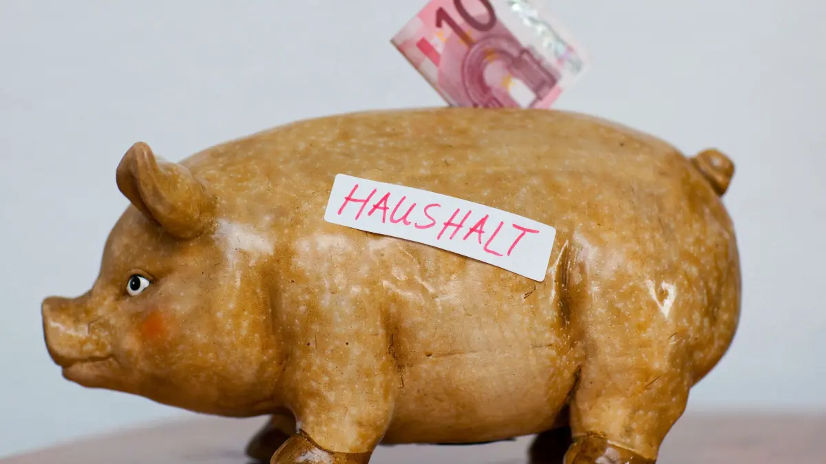 ARCHIV - ILLUSTRATION - Ein 10-Euro-Schein steckt in einem Sparschwein, auf dem ein Aufkleber "Haushalt" befestigt ist, aufgenommen am 21.01.2010 in Frankfurt (Oder). Der Bundestag berät am Dienstag (14.09.2010) in erster Lesung über den Bundeshaushalt 2011. Foto: Patrick Pleul dpa/lbn +++(c) dpa - Bildfunk+++