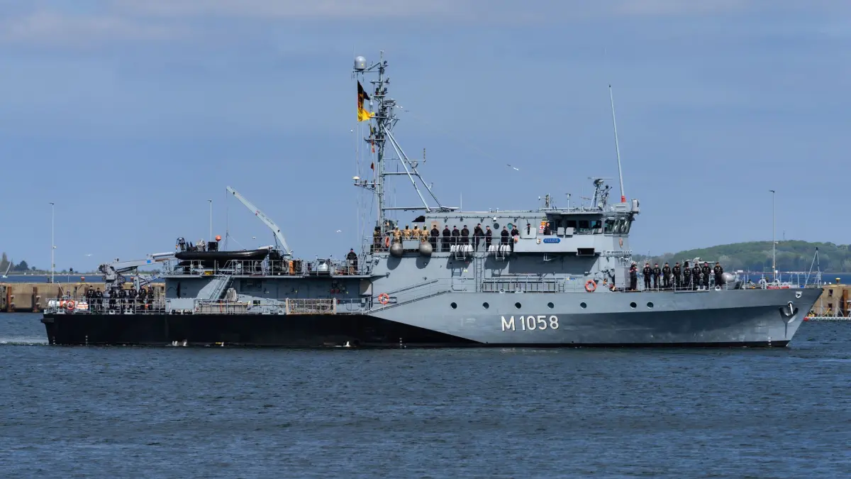 Minenjagdboot Fulda startet zu Einsatz im Mittelmeer: 04.05.2026, Schleswig-Holstein, Kiel: Das Minenjagdboot "Fulda" läuft vom Marinestützpunkt Kiel in Richtung Mittelmeer aus. Die Verlegung erfolgt im Rahmen einer Vorausstationierung für einen möglichen Einsatz in der Straße von Hormus. (zu dpa: «Marine bereitet Einsatz in Straße von Hormus vor») Foto: Marcus Golejewski/dpa +++ dpa-Bildfunk +++