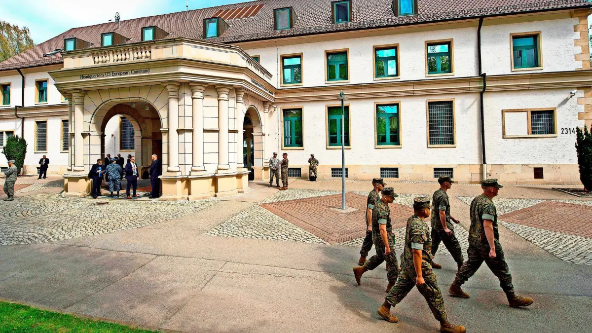 ARCHIV - 03.05.2016, Baden-Württemberg, Stuttgart: Mitglieder der US-Streitkräfte gehen in den Patch Barracks nach dem Kommandowechsel des United States European Command (EUCOM) in Stuttgart am Hauptquartier vorbei. Zur Kommandoübergabe des scheidenden Eucom-Befehlshabers Curtis M. Scaparrotti an seinen Nachfolger wird US-Verteidigungsminister Patrick Shanahan am Donnerstag erwartet. Foto: Marijan Murat/dpa +++ dpa-Bildfunk +++ | Verwendung weltweit