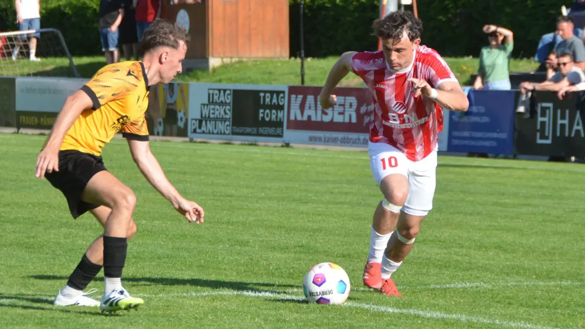 Fabio Kinast auf dem Weg zum Tor. Er erzielte in der Vorrunde das 1:0, die beiden anderen Ex-Offenburger Marco Petereit und Maik Wichmann trafen zum 2:0 und 3:0
