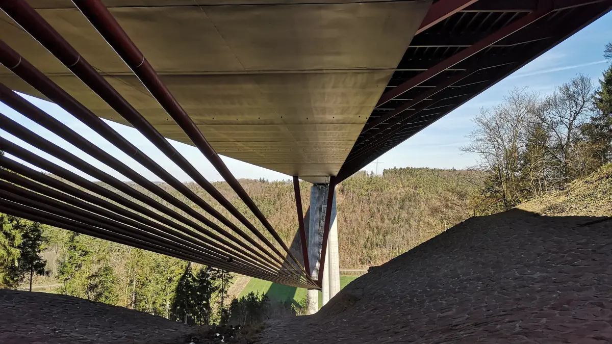 Eine Ansicht vom Bauwerk der Neckartalbrücke, die ihre Seilkonstruktion unten trägt - anders als zum Beispiel die Hochbrücke in Horb, die derzeit gebaut wird.