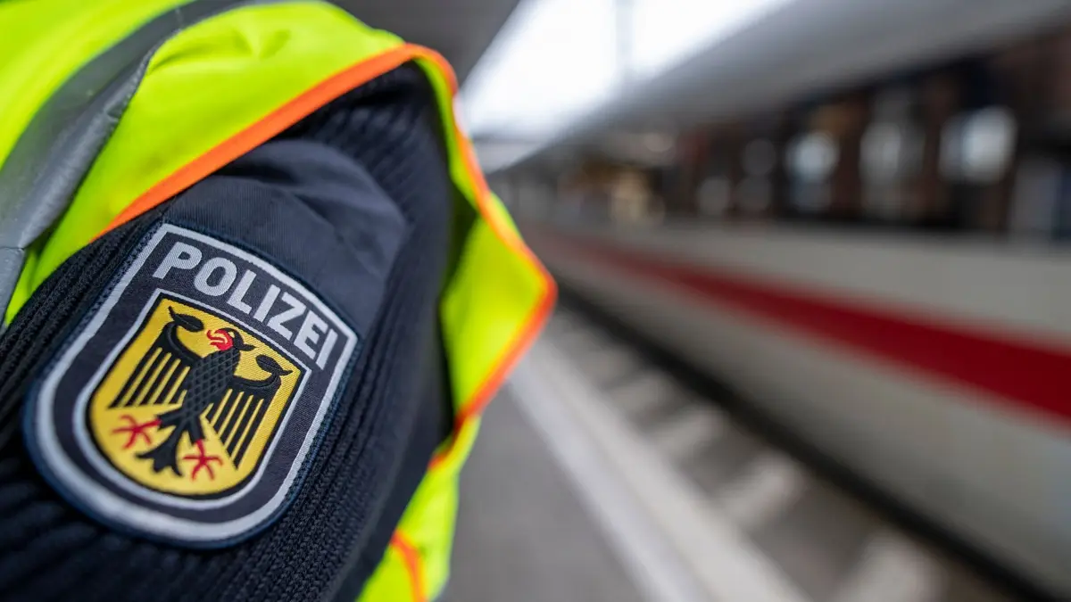 Bundespolizei - Symbolbild: ARCHIV - 06.11.2019, Baden-Württemberg, Freiburg: Ein Bundespolizist steht am Hauptbahnhof vor einem ICE. (zu dpa: «Mann filmt Notarzt bei Einsatz in Zug») Foto: Patrick Seeger/dpa +++ dpa-Bildfunk +++