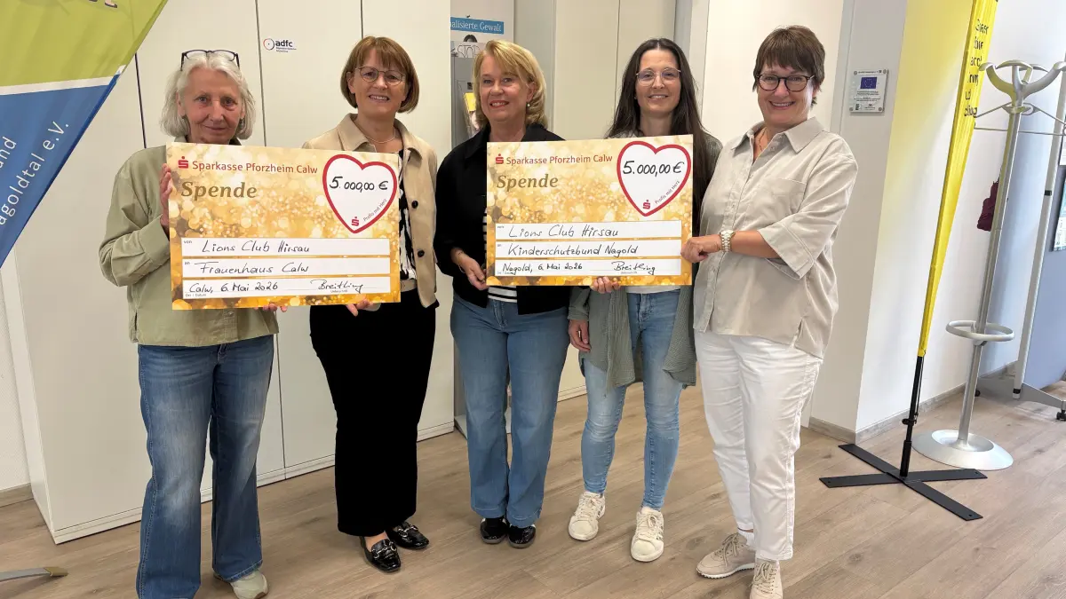 Anja Breitling, Präsidentin Lions Club Hirsau (zweite von links) freut sich, den Erlös der Adventskalender-Aktion an Linde Rosenberger, Vorstandsmitglied des Frauenhauses im Landkreis Calw, sowie Vorstand Silvia Keck, Geschäftsleitung Nina Huber und Vorstand Andrea Mörck des Kinderschutzbundes Nagold zu übergeben.