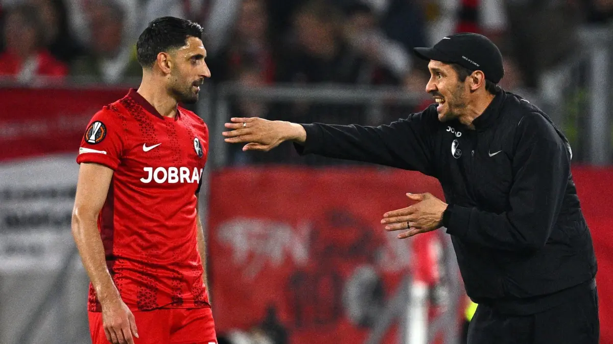 SC Freiburg - SC Braga: 07.05.2026, Baden-Württemberg, Freiburg im Breisgau: Fußball, Männer: Europa League, SC Freiburg - SC Braga, K.o.-Runde, Halbfinale, Rückspiele, Europa Park Stadion. Trainer Julian Schuster (SC Freiburg) spricht zu Vincenzo Grifo (SC Freiburg). Foto: Tom Weller/dpa +++ dpa-Bildfunk +++