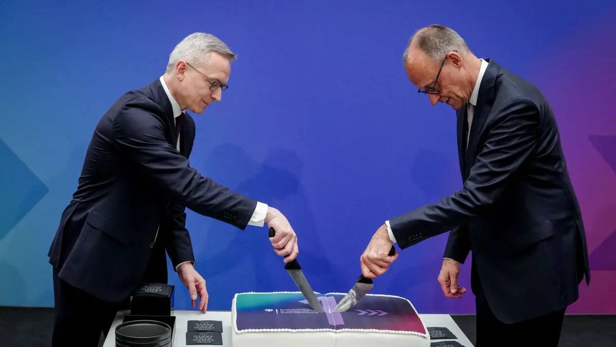 Ein Jahr Bundesdigitalministerium: 07.05.2026, Berlin: Karsten Wildberger (CDU, l), Bundesminister für Digitalisierung und Staatsmodernisierung, und Bundeskanzler Friedrich Merz (CDU) schneiden bei der Veranstaltung zum ersten Geburtstag des Bundesministeriums für Digitales und Staatsmodernisierung eine Torte an. Foto: Kay Nietfeld/dpa +++ dpa-Bildfunk +++