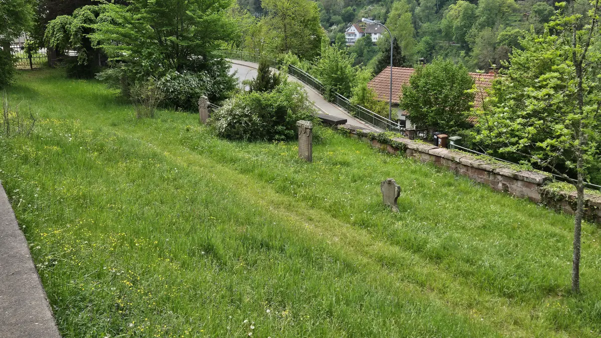 So könnte der Blick von Emma Ensslen auf den Friedhof von der Dorfer Straße aus gewesen sein, als sie ihre Bekannte fand.