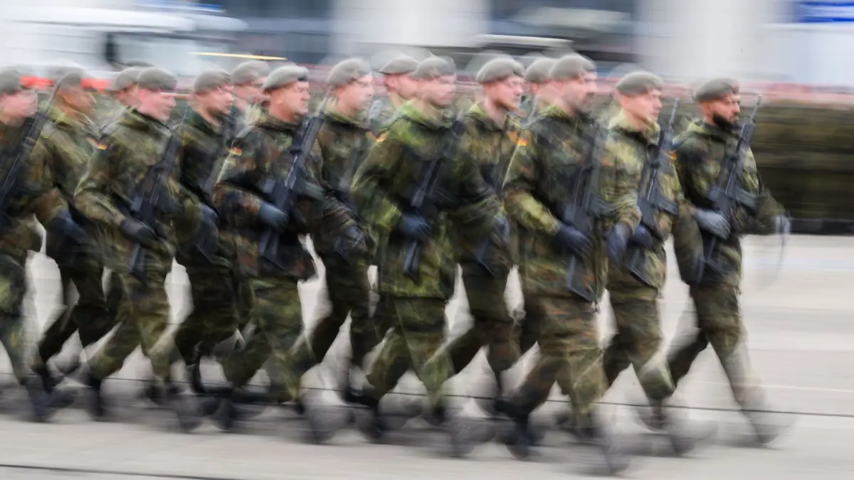 PRODUKTION - 25.09.2025, Niedersachsen, Hannover: Soldaten marschieren in der Hauptfeldwebel-Lagenstein-Kaserne bei einer Veranstaltung des Landeskommandos Niedersachsen (Aufnahme mit langer Verschlusszeit). (zu dpa: «Bußgeld bei Nicht-Beantwortung der Wehrdienst-Abfrage») Foto: Julian Stratenschulte/dpa +++ dpa-Bildfunk +++