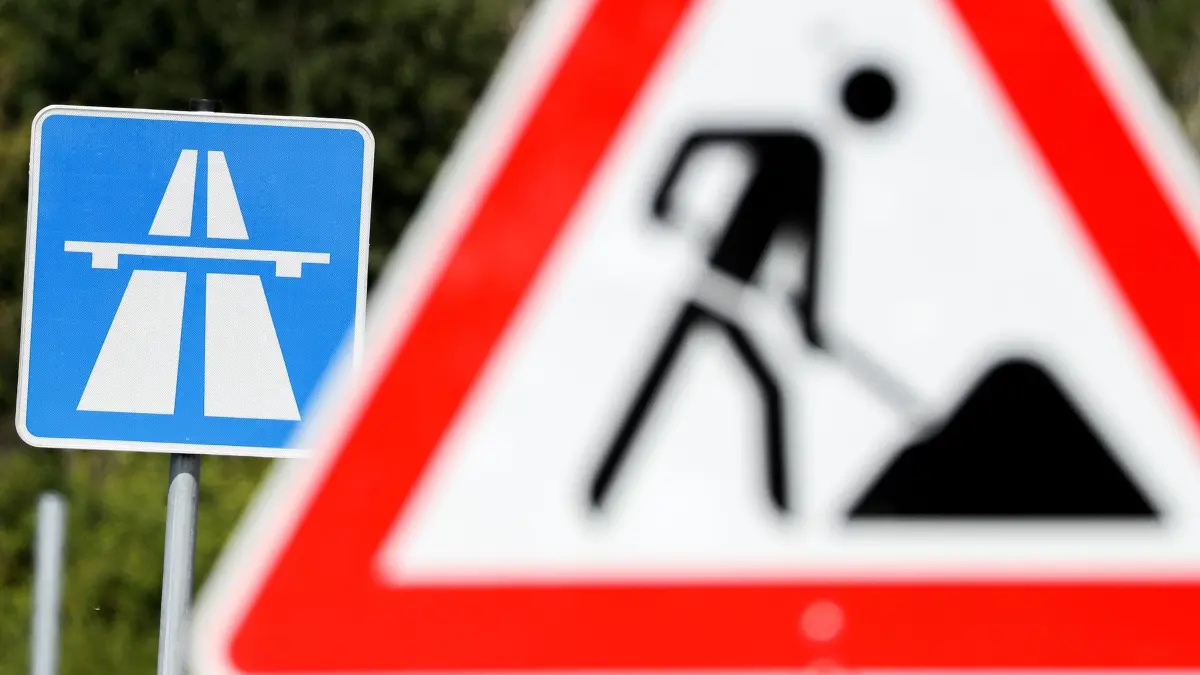 Bauarbeiten auf Autobahn: ARCHIV - 18.07.2019, Sachsen, Borna: Ein Schild weist auf eine Baustelle auf einer Autobahn hin. (Symbolbild) (zu dpa: «Sperrung der A81 am Wochenende: Das müssen Autofahrer wissen») Foto: Jan Woitas/dpa-Zentralbild/dpa +++ dpa-Bildfunk +++