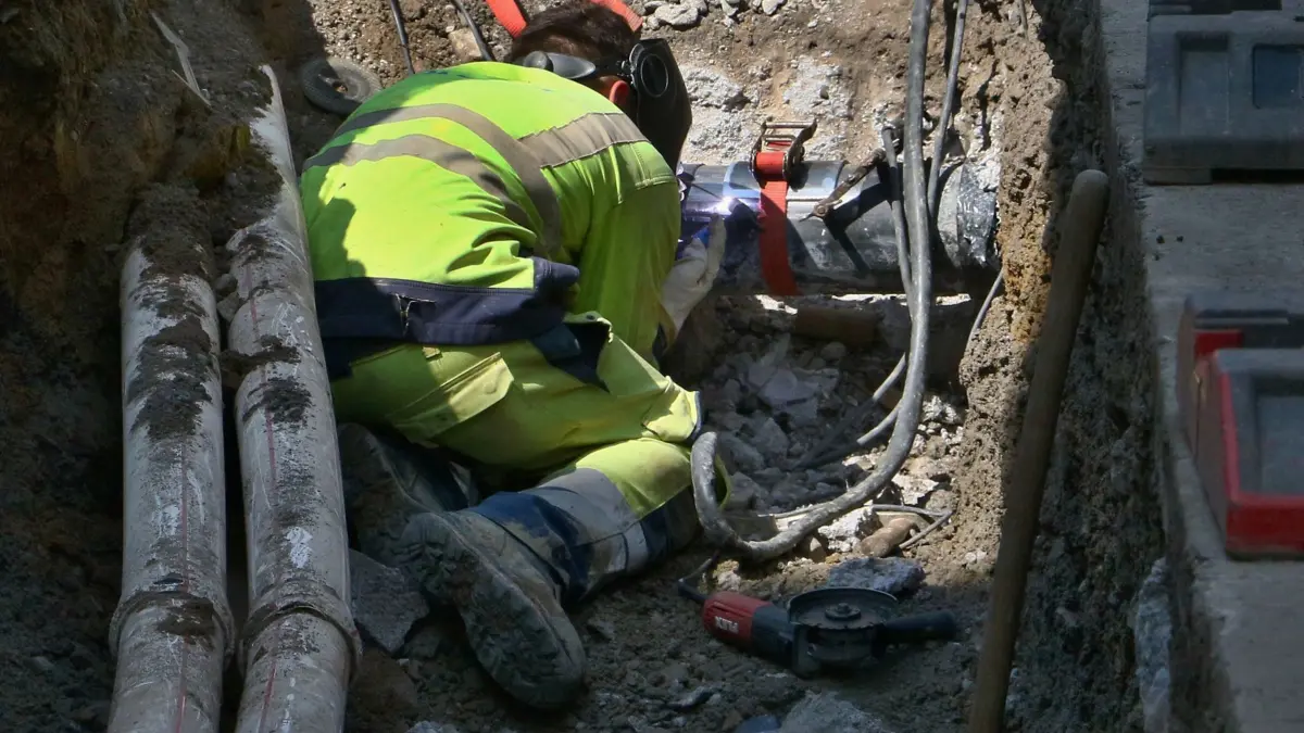 08.05.2026: Am Freitagvormittag gegen 10:20 Uhr wurde die Freiwillige Feuerwehr Schwieberdingen mit dem Alarmstichwort "G3 Gasausströmung" in die Holdergasse alarmiert. Zeitgleich mit der Feuerwehr traf ein Mitarbeiter des zuständigen Energieversorgers an der Einsatzstelle ein und konnte die defekte Gasleitung mit einem Holzstopfen behelfsmäßig abdichten. Vermutlich wurde das Gasrohr bei den dort zur Zeit stattfindenden Aushubarbeiten beschädigt. Die Feuerwehr stellte mit einem Rohr den Brandschutz sicher, sperrte die Einsatzstelle ab und nahm in angrenzenden Gebäuden Messungen vor. Nachdem die beschädigte Leitung freigelegt war, wurde sie mit einer stählernen "Manschette" welche auf das Rohr aufgeschweißt wurde, dichtgesetzt. Die Feuerwehr stand während der Arbeit mit einem Trupp unmittelbar neben dem Monteur und hätte mit einer Handbewegung sofort Wasser abgeben können. Dies war jedoch glücklicherweise nicht nötig, nachdem die Schweißarbeiten beendet waren konnte die Feuerwehr ihre Tätigkeit beenden und die Einsatzstelle an den Energieversorger übergeben. Der Schwieberdinger Bürgermeister Stefan Benker befand sich ebenfalls vor Ort und unterstützte die Feuerwehr.
Foto: KS-Images.de/Andreas Rometsch
