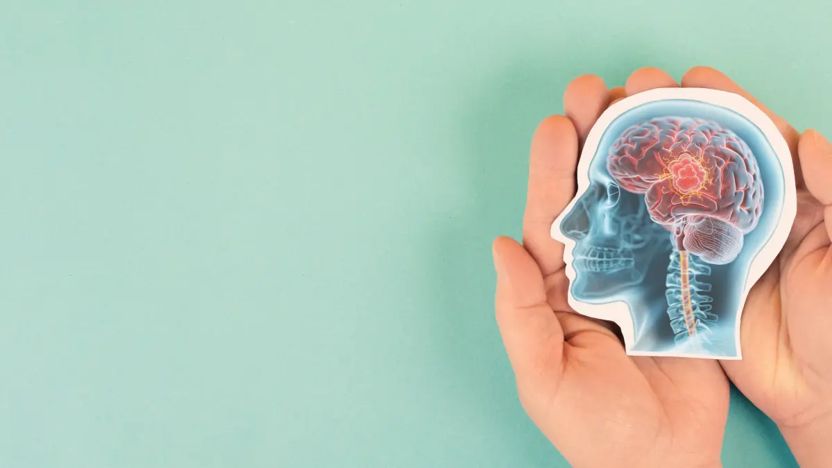 Ein Schlaganfall ist eine akute Durchblutungsstörung im Gehirn, die sofortige medizinische Hilfe (Notruf 112) erfordert, da jede Sekunde zählt („Time is brain“). Er äußert sich durch plötzliche Lähmungen, Sprachstörungen, Sehstörungen oder Schwindel. Hauptursachen sind verstopfte Gefäße (ischämisch) oder Hirnblutungen (hämorrhagisch).