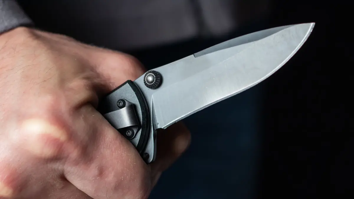 Ein junger Mann soll einen 65-Jährigen mit einem Messer niedergestochen haben.