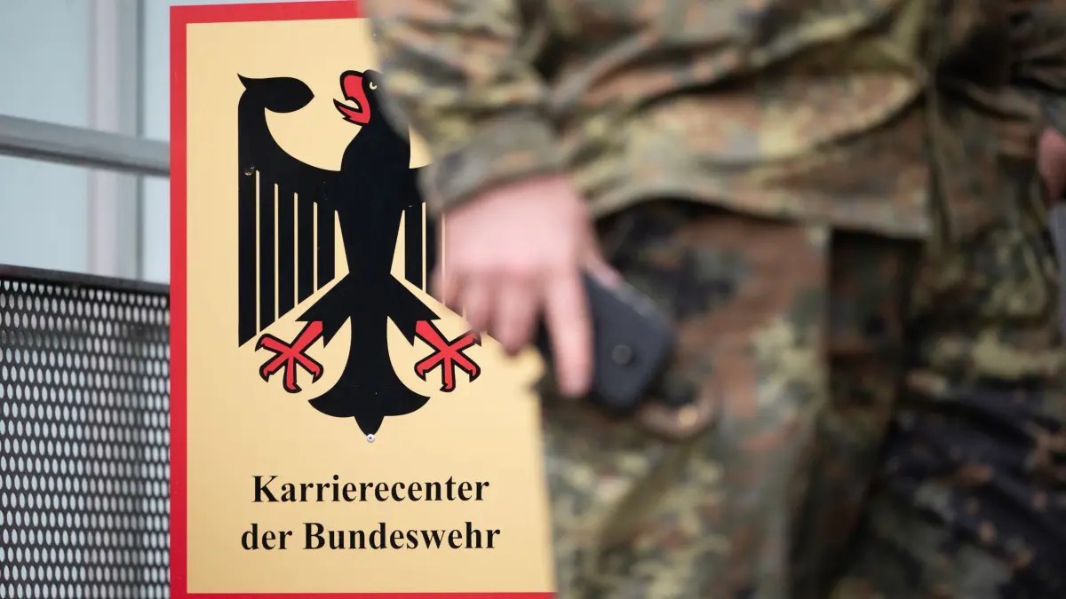Bundeswehr-Karrierecenter: 02.08.2023, Baden-Württemberg, Stuttgart: Im Karrierecenter durchlaufen Bewerber die medizinische Musterung und weitere Eignungstests. (zu dpa: «Wehrbeauftragter: Bußgeld bei Fragebogen-Boykott nur letztes Mittel») Foto: Marijan Murat/dpa +++ dpa-Bildfunk +++