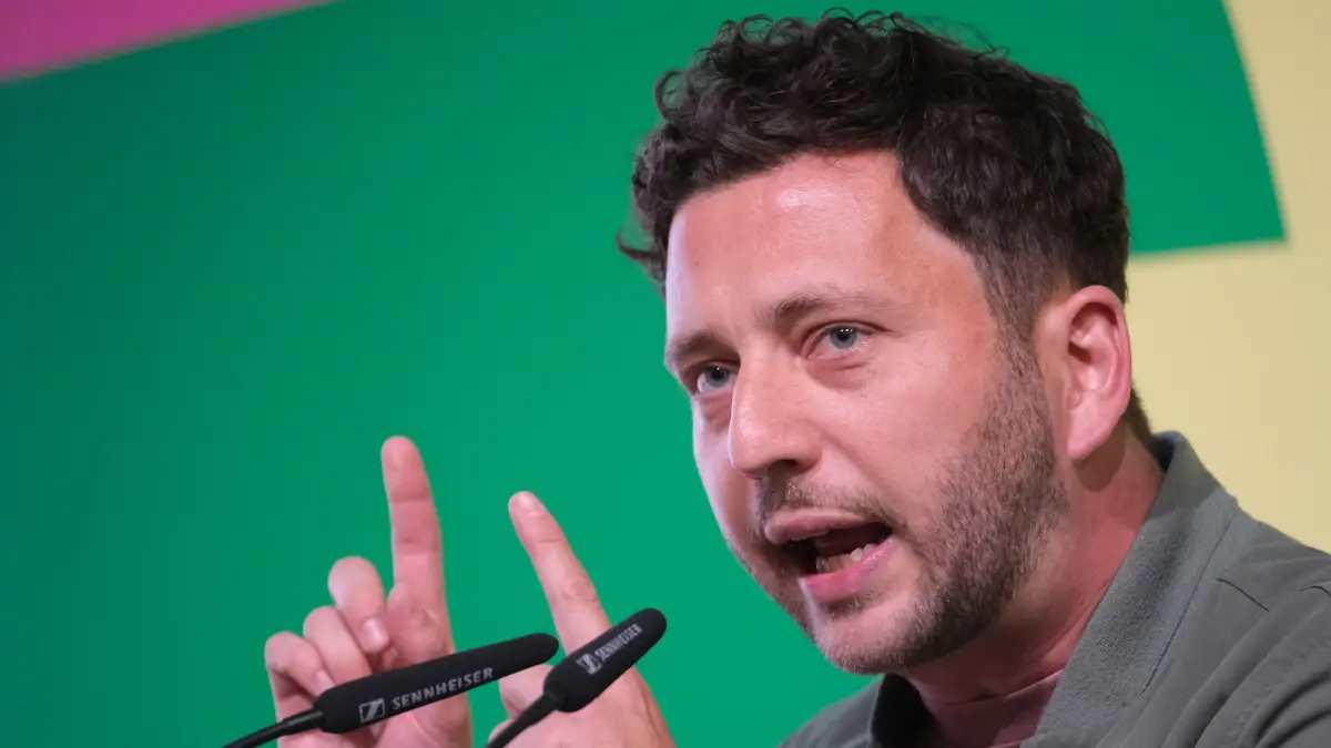 Landesparteitag Grüne Sachsen-Anhalt: 09.05.2026, Sachsen-Anhalt, Lutherstadt Wittenberg: Felix Banaszak, Bundesvorsitzender von Bündnis 90/Die Grünen, spricht beim Landesparteitag in Sachsen-Anhalt. Bei der Versammlung wird das Programm zu der kommenden Landtagswahl besprochen. Foto: Sebastian Willnow/dpa +++ dpa-Bildfunk +++