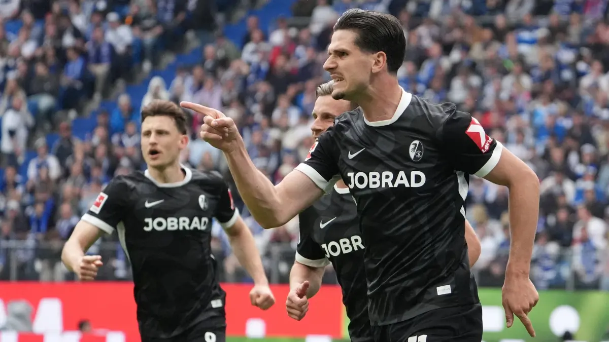 Hamburger SV - SC Freiburg: 10.05.2026, Hamburg: Fußball, Männer: Bundesliga, Hamburger SV - SC Freiburg, 33. Spieltag, im Volksparkstadion, Igor Matanović (r, SC Freiburg) jubelt nach seinem Treffer zum 1:1. Foto: Marcus Brandt/dpa - WICHTIGER HINWEIS: Gemäß den Vorgaben der DFL Deutsche Fußball Liga bzw. des DFB Deutscher Fußball-Bund ist es untersagt, in dem Stadion und/oder vom Spiel angefertigte Fotoaufnahmen in Form von Sequenzbildern und/oder videoähnlichen Fotostrecken zu verwerten bzw. verwerten zu lassen. +++ dpa-Bildfunk +++