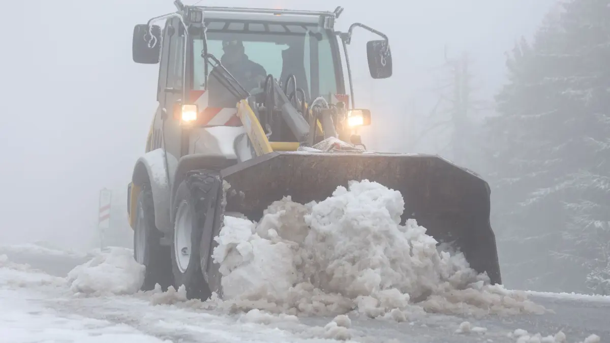 Schnee auf dem Brocken: 12.05.2026, Sachsen-Anhalt, Schierke Am Brocken: Mit schwerer Räumtechnik wird die Brockenstraße passierbar gehalten. Der Brockenwirt übernimmt kurzzeitig den Winterdienst auf dem Brocken. Die Eisheiligen haben den Harz erreicht. In den höheren Bergregionen des Mittelgebirges hat Schneefall eingesetzt. Foto: Matthias Bein/dpa +++ dpa-Bildfunk +++