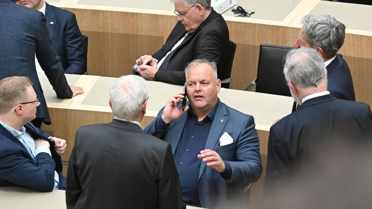 Özdemir wird Ministerpräsident von Baden-Württemberg: 13.05.2026, Baden-Württemberg, Stuttgart: Sandro Scheer (AfD, M) telefoniert im Plenarsaal. Özdemir (Bündnis 90/Die Grünen) soll im Landtag zum neuen Ministerpräsidenten von Baden-Württemberg gewählt werden. Foto: Bernd Weißbrod/dpa +++ dpa-Bildfunk +++