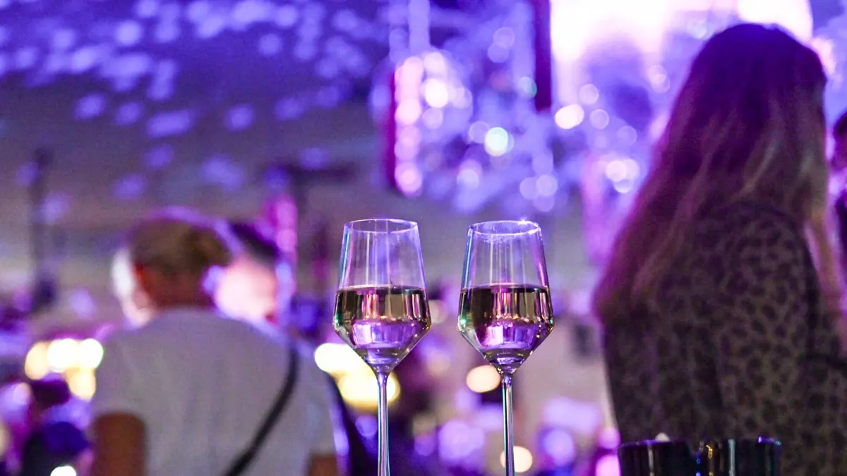 Zwei Gläser stehen unbeaufsichtigt auf einem Tisch im Club: ARCHIV - 19.11.2024, Berlin: Besser nicht unbeaufsichtigt stehen lassen: Getränke in einem Nachtclub. (zu dpa: «Kabinett stuft K.o.-Tropfen bei Vergewaltigung wie Waffe ein») Foto: Jens Kalaene/dpa/dpa-tmn +++ dpa-Bildfunk +++