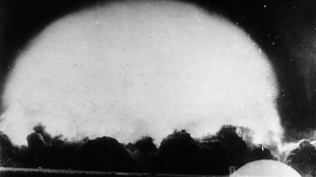 Feuerball nach dem ersten Atombombentest am 16. Juli 1945 in New Mexiko: In den Überresten des Kraters haben Forscher jetzt einen sensationellen Fund gemacht.