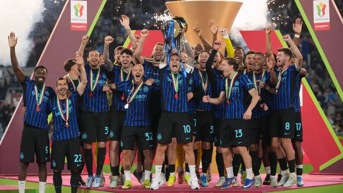 Lazio Rom - Inter Mailand: 13.05.2026, Italien, Rom: Fußball, Männer: Pokal Italien, Lazio Rom - Inter Mailand, Finale. Inter Mailands Mannschaftskapitän Lautaro Martinez hebt die Trophäe. Foto: Andrew Medichini/AP/dpa +++ dpa-Bildfunk +++
