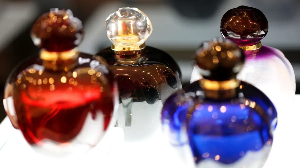 Bunte Flakons mit Parfum: ARCHIV - Nicht zu viel mixen: Mehr als zwei Parfums sollten Anfänger besser nicht miteinander kombinieren. (zu dpa: «Düfte gekonnt kombinieren: Wie funktioniert Parfum-Layering?») Foto: Rolf Vennenbernd/dpa/dpa-tmn - Honorarfrei nur für Bezieher des dpa-Themendienstes +++ dpa-Themendienst +++
