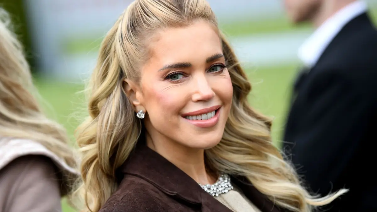 Pferdesport: Deutsches Spring- und Dressur Derby: 17.05.2026, Hamburg: Pferdesport: Springen, Deutsches Spring- und Dressur Derby, Al Shira'aa 95.Deutsches Spring-Derby presentet by Melitta: Sylvie Meis, Model, steht auf dem Parcours. Foto: Daniel Bockwoldt/dpa +++ dpa-Bildfunk +++